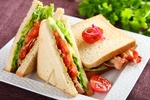 Sandwich z bekonem, sałatą i pomidorem.jpg Sandwich z bekonem, sałatą i pomidorem.jpg
