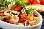 Salatka makaronowa z krewetkami koktajlowymi.JPG