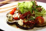 Salatka z grillowanego baklazana z suszonymi pomidorami.jpg Salatka z grillowanego baklazana z suszonymi pomidorami.jpg