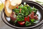 Aromatyczna salatka z truskawkami i suszona szynka.jpg Aromatyczna salatka z truskawkami i suszona szynka.jpg
