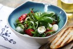 Letnia salatka z truskawkami i serem mozzarella 0.JPG Letnia salatka z truskawkami i serem mozzarella 0.JPG