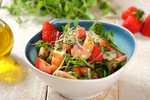 Salatka-z-krewetkami-truskawkami-i-rabarbarem.jpg Salatka-z-krewetkami-truskawkami-i-rabarbarem.jpg