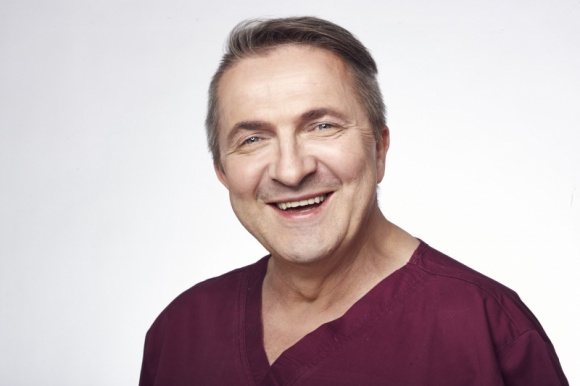 Medycyna estetyczna dla pacjentek po chorobie nowotworowej Zdrowie, LIFESTYLE - O tym, że choroba nowotworowa nie musi oznaczać rezygnacji z kobiecości i dobrego samopoczucia opowiada kierownik medyczny Kliniki ESTELL – dr n. med. Krzysztof Jakubowski, certyfikowany lekarz medycyny estetycznej i specjalista z zakresu chirurgii onkologicznej.