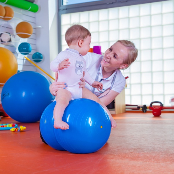 Kiedy należy rozważyć rehabilitację neurologiczną dziecka? Poradnik dla rodziców Zdrowie, LIFESTYLE - Trudności z zasypianiem, nadmierne lub obniżone napięcie mięśniowe, drżenia kończyn, czy też niepewny sen – to tylko niektóre z objawów, które mogą świadczyć o problemach neurologicznych w przypadku niemowlęcia lub starszego dziecka.