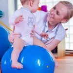 Kiedy należy rozważyć rehabilitację neurologiczną dziecka? Poradnik dla rodziców