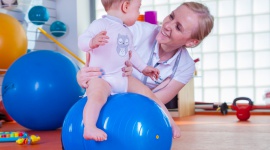 Kiedy należy rozważyć rehabilitację neurologiczną dziecka? Poradnik dla rodziców