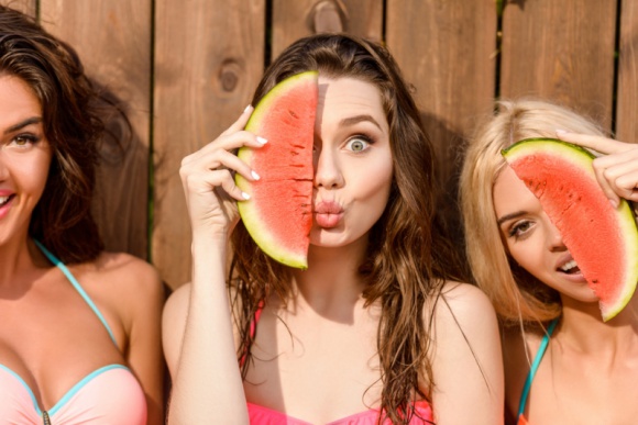 Wakacje? Tak, ale nie od zdrowego żywienia [5 PORAD] Zdrowie, LIFESTYLE - Jak sprawić, by szczupła sylwetka nie stała się tylko wakacyjnym wspomnieniem? Pod lupę bierzemy 5 najczęstszych urlopowych grzechów żywieniowych. Dowiedz się, czy diety cud działają, kiedy ryba z kurortu jest zdrowa oraz jakimi przysmakami zastąpić gofry i lody. Ekspert radzi.