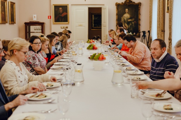 Zdrowa dieta dla seniorów Zdrowie, LIFESTYLE - Na kolejnych warsztatach w Akademii Smaku Sokołów, w wyjątkowej atmosferze Dworu Ziemiańskiego w Woli Suchożebrskiej, blogerzy wraz z bliskimi osobami poznawali zasady właściwego żywienia seniorów.