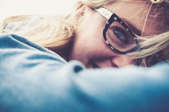 Okulary „zerówki” – szkodliwe dla oka? Zdrowie, LIFESTYLE - Jeszcze kilkadziesiąt lat temu noszenie okularów mogło wprawiać w zakłopotanie, jednak dzisiejsze trendy na dobre wpisały okulary w modowe stylizacje, a trafnie dopasowane oprawki stały się symbolem dobrego gustu ich właściciela, podkreślającym jego charakter.