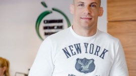 Jak dba o zdrowie Damian Janikowski? Zdrowie, LIFESTYLE - Damian Janikowski – zawodnik MMA, były zapaśnik, uczestnik i brązowy medalista Igrzysk Olimpijskich w Londynie oraz szczęśliwy mąż i ojciec – opowiada o codziennej trosce o zdrowie oraz zdradza sekret doskonałej kondycji i sukcesów sportowych.