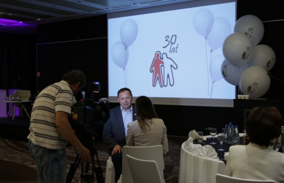 30 lat Polskiego Stowarzyszenia Chorych na Hemofilię: walka o lepsze leczenie Zdrowie, LIFESTYLE - Gdy Stowarzyszenie powstawało, leczenie chorych na hemofilię w Polsce było bardzo złe. Dzięki działalności PSCH wiele się zmieniło, są jednak nadal problemy, które wymagają rozwiązania – podkreślali eksperci i pacjenci podczas Gali z okazji 30-lecia działalności Stowarzyszenia.