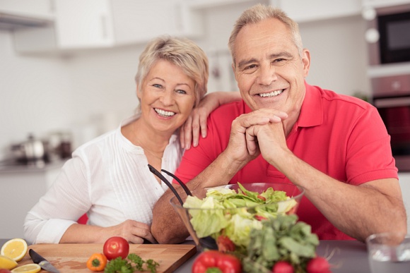 Na ratunek seniorom Zdrowie, LIFESTYLE - Problemy z wypróżnianiem to częsty problem u osób starszych – szacuje się, że nawet 20 – 30% seniorów cierpi na zaparcia. Zbliżający się Dzień Babci i Dzień Dziadka to dobry moment, by poruszyć w rozmowie z dziadkami tę delikatną kwestię i podpowiedzieć, jak mogą sobie pomóc.