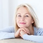 Jak rozpoznać pierwsze objawy menopauzy i jak sobie z nimi radzić