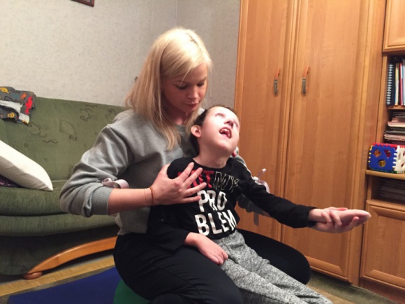 Natalka i Hubert potrzebują specjalistycznej rehabilitacji. Wesprzyj ich! Zdrowie, LIFESTYLE - Hubert ma 12 lat i od urodzenia choruje na padaczkę lekooporną. Praktycznie całe swoje życie spędza w łóżku. 3-letnia Natalka dopiero od niedawna nauczyła się samodzielnie trzymać główkę. Rzadka genetyczna choroba uniemożliwia jej normalny rozwój.