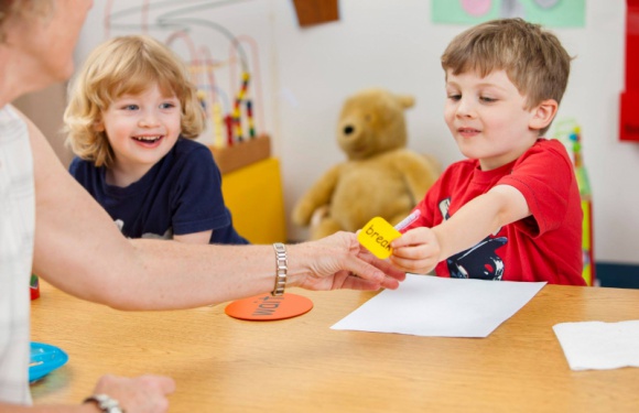 Miesiąc świadomości autyzmu z PECS Pyramid Polska Zdrowie, LIFESTYLE - 2 kwietnia cały świat przybiera niebieską barwę – tego dnia obchodzimy Światowy Dzień Świadomości Autyzmu.