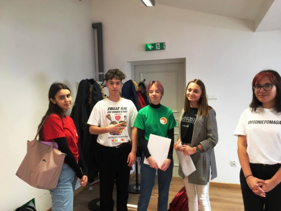 KORONAWIRUS. Szkolni wolontariusze gotowi do pomocy Zdrowie, LIFESTYLE - Wolontariusze ze szkolnego koła wolontariatu Zespołu Szkół Społecznych Fundacji Edukacji „Fabryczna 10” organizują się, by pomagać osobom potrzebującym także w trudnych czasach epidemii. I są gotowi wspierać ich na różne sposoby.