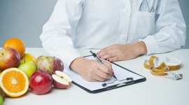 Sok a fruktoza – czy jest się czego bać? Zdrowie, LIFESTYLE - Obecne zainteresowanie fruktozą związane jest m.in. z globalnym problemem otyłości i kwestią nadmiernego spożycia cukrów. Czy istnieje jednak związek pomiędzy wzrostem masy ciała lub ryzykiem wystąpienia cukrzycy, a spożywaniem soku owocowego, który zawiera fruktozę?