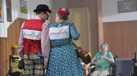 Czerwone Noski przynoszą radość seniorom razem z Fundacją TV Puls „Pod Dębem” Zdrowie, LIFESTYLE - Nietypowa akcja społeczna Fundacji TV Puls „Pod Dębem” i Fundacji Czerwone Noski! Organizacje zachęcają do wspierania inicjatywy na rzecz starszych mieszkańców domów pomocy społecznej. Zobacz spot promujący akcję na kanale TV Puls i PULS 2.