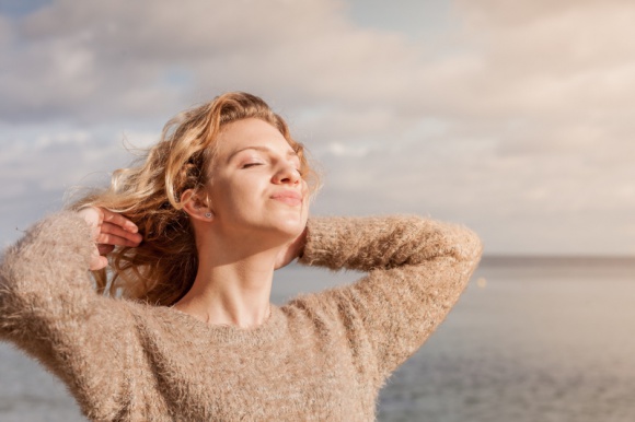 Czy sun gazing jest bezpieczny dla oczu? Zdrowie, LIFESTYLE - Wiosna zawitała na dobre, a wraz z nią mamy coraz więcej słonecznych dni, które cieszą szczególnie zwolenników sun gazingu, czyli wpatrywania się w słońce.