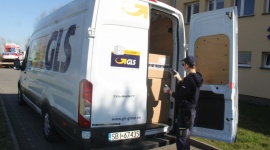 Kurierzy pomagają walczyć z epidemią Zdrowie, LIFESTYLE - Szycie i transport maseczek, wsparcie logistyczne i zapewnienie bezpiecznych opcji doręczenia paczek – tak GLS Poland wspiera walkę z koronawirusem. Angażują się pracownicy i kurierzy, którzy mają świadomość, że wzajemna pomoc jest teraz najważniejsza.