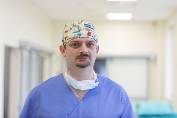 Złamania kręgosłupa: czym są, jak się je leczy? Zdrowie, LIFESTYLE - Gdy mówimy o złamaniach kręgosłupa, na myśl przychodzą najczęściej skoki „na główkę” do wody – plaga każdych wakacji. Jednak ta poważna kontuzja może nas dotknąć podczas prozaicznych czynności, takich jak niefortunny ruch czy potknięcie.