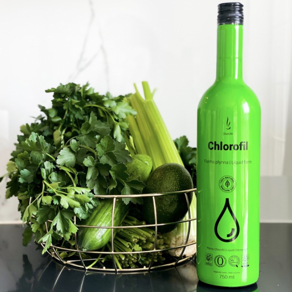 Przepis na zdrowie – Chlorofil Zdrowie, LIFESTYLE - Chlorofil kojarzy nam się z kolorem zielonym, symbolizującym zdrowie i witalność. Dzięki zawartym w nim bogactwu witamin i minerałów, każdego dnia jesteśmy we wspaniałej kondycji. Dowiedz się za co odpowiada chlorofil i dlaczego warto go suplementować!