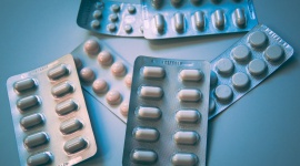 Lek na COVID-19? Uważaj na fałszywe produkty Zdrowie, LIFESTYLE - W sieci pojawiają się nieprawdziwe doniesienia o wynalezieniu leków na COVID-19. Jak ustrzec się przed fałszywymi produktami?