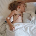 Pomóżmy małej Oliwce odzyskać sprawną rękę. Brakuje tylko 15 000 zł!