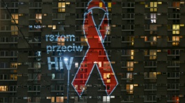 Katowice: w pandemii COVID-19 nie zapominajmy o HIV Zdrowie, LIFESTYLE - 19 listopada na fasadach budynków Katowic rozbłysną czerwone kokardki z napisem „Razem przeciw HIV”, symbol solidarności z osobami żyjącymi z HIV. W tym roku ma to szczególne znaczenie, ponieważ w przestrzeni publicznej zagrożenie HIV zostało wyparte przez pandemię COVID-19.