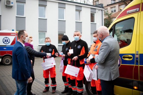 Poparzenia, kłopoty ze słuchem i wzrokiem. Niebezpieczne wypadki w Sylwestra. Zdrowie, LIFESTYLE - Cały rok czekamy na tę jedyną, sylwestrową noc. Często jednak szampańska zabawa zmienia się w niespodziewany koszmar.