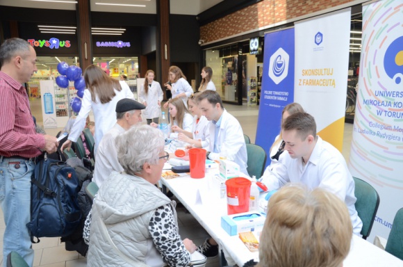 Zadbaj o zdrowie z CH Rondo! Zdrowie, LIFESTYLE - W sobotę, 20 listopada w Centrum Handlowym Rondo odbędzie się akcja „Skonsultuj z Farmaceutą”, w ramach której klienci będą mogli skorzystać z bezpłatnych badań profilaktycznych i porad medycznych