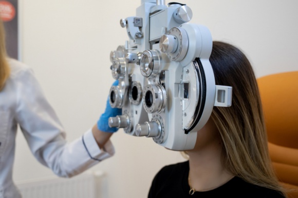 10 najpopularniejszych pytań do…optometrysty Zdrowie, LIFESTYLE - Pacjenci szukają informacji – okulista czy optometrysta, czym jest ortokorekcja, jak dobrać soczewki korekcyjne. Na często zadawane pytania odpowiada ekspert-optometrysta z Medicover Optyk.